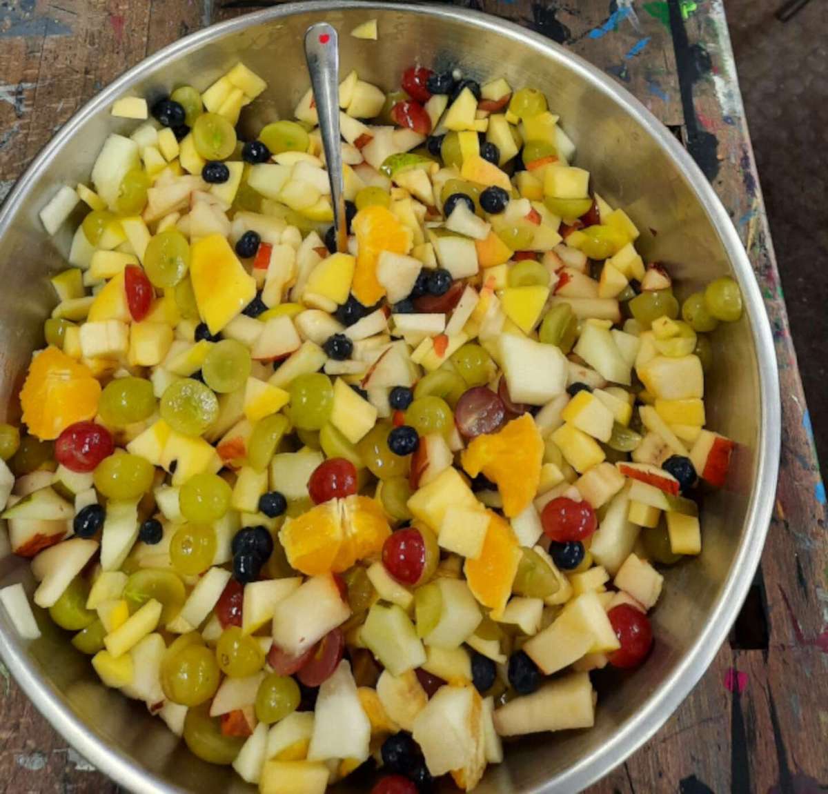 Foto: Schale mit Obstsalat auf einem Holztisch